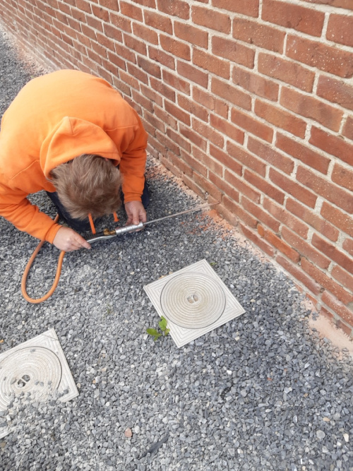 Man behandelt opstijgend grondvocht in metselwerk