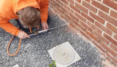 Man behandelt opstijgend grondvocht in metselwerk